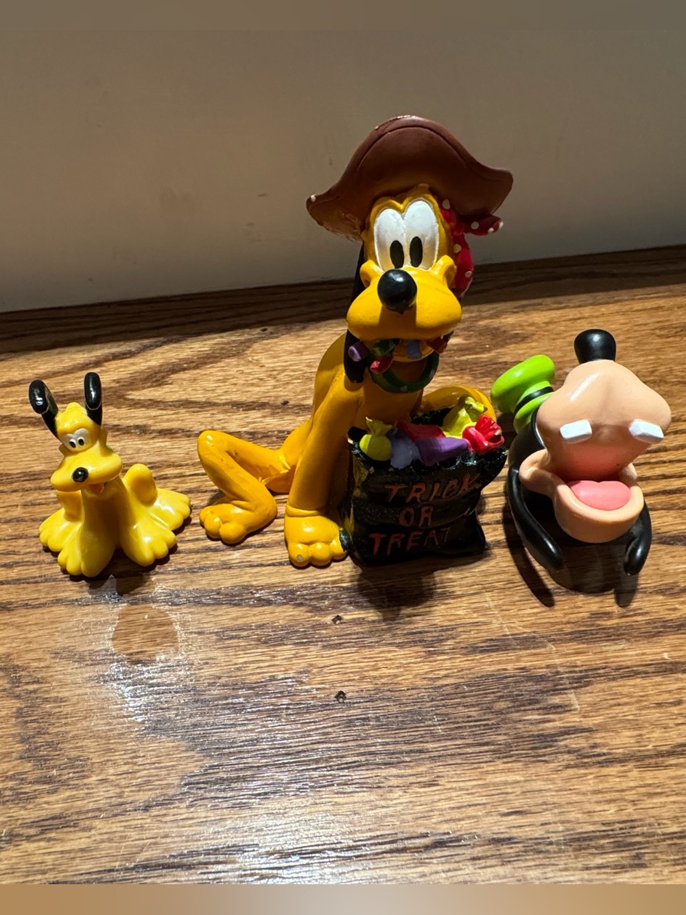 Disney Pluto Trick or Treat Halloween figurine, plastic Pluto & Goofy magnet